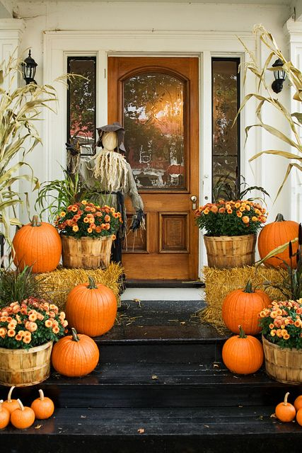 12 Ways To Use Hay Bales For Fall Decor 